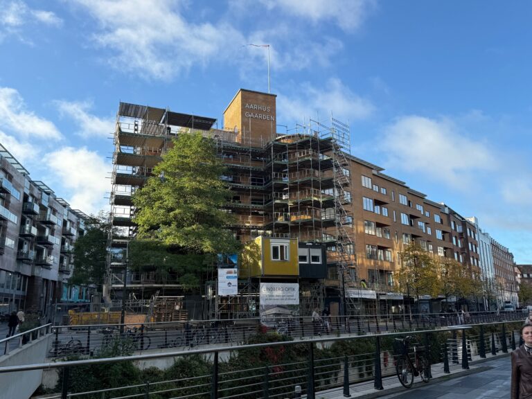 Byggeriet fra den anden side af åen